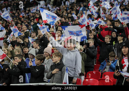 Londra, Regno Unito. Xiv Nov, 2019. Tifosi inglesi durante UEFA EURO 2020 qualifica del gruppo un match tra Inghilterra e Montenegro a Wembley Stadium il 14 novembre 2019 a Londra, Inghilterra. (Foto di Matt Bradshaw/) Credit: Immagini di PHC/Alamy Live News Foto Stock