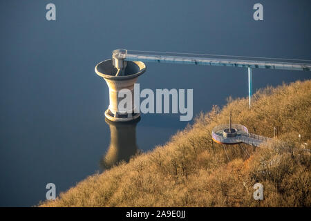 Riprese aeree, acqua bassa nel Biggesee, uscita e lookout, dam, associazione della Ruhr, Kraghammer, Attendorn, Sauerland, Nord Reno-Westfalia, Germania Foto Stock