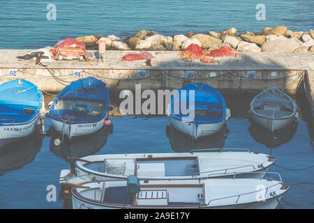 Vista di barche da pesca nel porto di fronte alla città di Gallipoli, Puglia sud Italia Italia, Europa Foto Stock