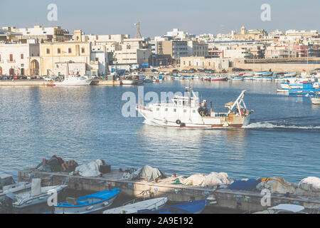 Vista di barche da pesca nel porto di fronte alla città di Gallipoli, Puglia sud Italia Italia, Europa Foto Stock