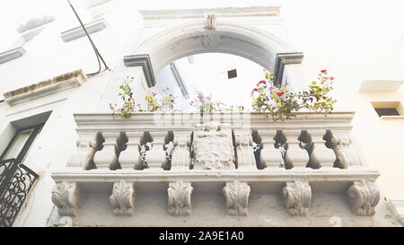 Un balcone con pilastri in stucco decorato a muro di una casa in Gallipoli, Puglia, Italia, Europa Foto Stock