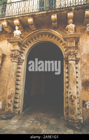 L'ingresso ad un cortile, arcata con pilastri in Gallipoli, Puglia, Italia, Europa Foto Stock