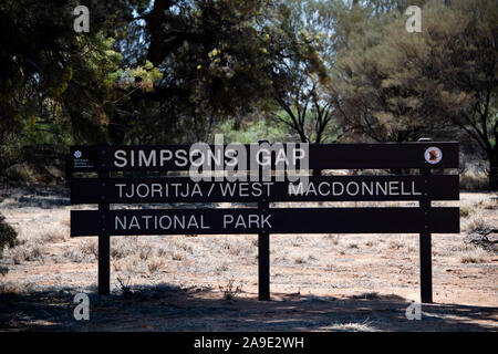 7 Ott 19. Alice Springs, Territorio del Nord, l'Australia. Una regola di Simpson segno Gap in remote Australia centrale. Foto Stock