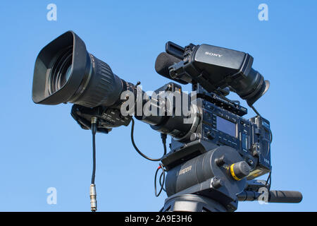 Professional Sony telecamera e obiettivo canon è utilizzato per il film all'aperto un progetto video. Russia, Mosca 30 Agosto 2019 Foto Stock