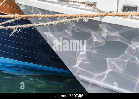 Le navi nel porto di Marina Corta a Lipari città sull'isola di Lipari, vista dettagliata, Foto Stock