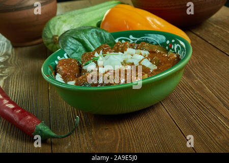 Birria de res estilo Jalisco, autentico stufato di manzo con un arrosto di manzo, acqua, essiccato Cile da Jalisco, Messico Foto Stock