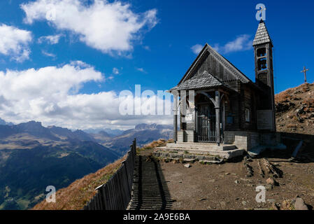 La cappella e il vertice di croce del Col di Lana, Fanes, Belluno, vista sulla valle di Buchenstein sul Pordoi col e Sella Foto Stock