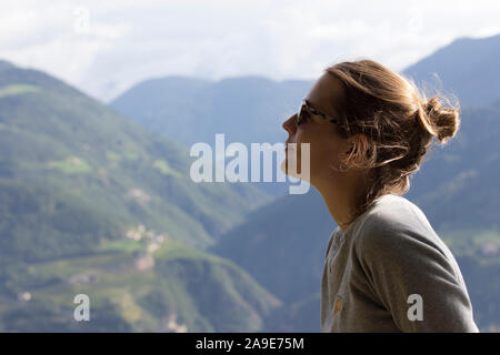 Giovane donna gode dell'aria di montagna, Foto Stock