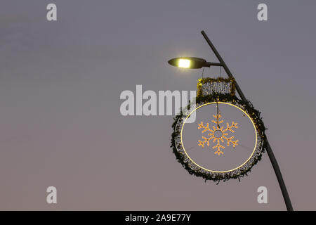 Stella di Betlemme sotto una lampada di strada prima della notte il cielo Foto Stock