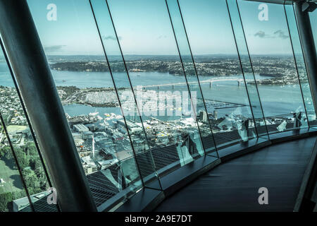 Vista la Sky Tower di Auckland Foto Stock