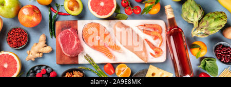 Cibo, panoramica top-down shot. Carne, pesce, pollo e gamberetti, ortaggi e frutta, legumi, vino, pasta e formaggio, girato dalla parte superiore Foto Stock