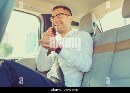 Positivo l'uomo felice avente piacevole conversazione telefonica Foto Stock