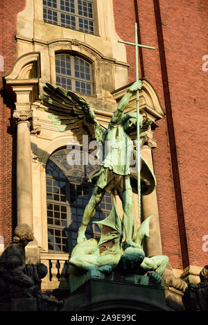 L'Europa, Germania, Amburgo, la città, la principale chiesa San Michaelis, carattere di bronzo di San Michele e il drago cacciatrice circa il portale principale Foto Stock