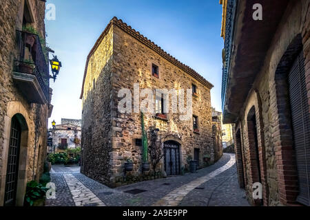 Il centro del villaggio di Pals in autunno, luogo di interesse storico Foto Stock