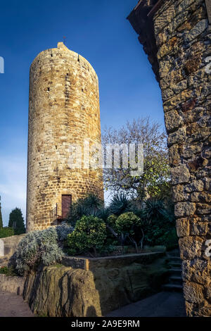 Torre de les Hores in Pals in autunno fu fondata nel XII secolo Foto Stock