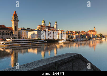 Veduta sul Danubio per il municipio, la cattedrale di Santo Stefano e la chiesa parrocchiale di San Paolo, Passau, Bassa Baviera, Baviera, Germania Foto Stock