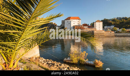 Veduta sul Danubio per la veste low house, Passau, Bassa Baviera, bavaresi, Germania Foto Stock