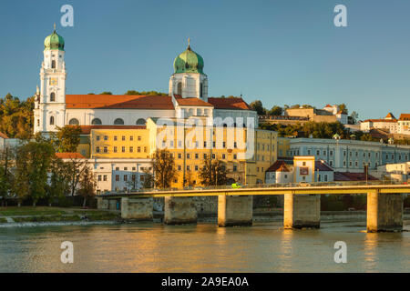 Vista circa la Locanda della cattedrale di Santo Stefano e la veste Upper House, Passau, Bassa Baviera, bavaresi, Germania Foto Stock