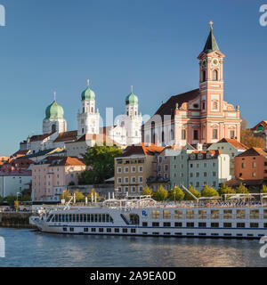 Veduta sul Danubio della cattedrale di Santo Stefano e la chiesa parrocchiale di San Paolo, Passau, Bassa Baviera, Baviera, Germania Foto Stock