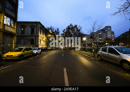 Strada vuota accanto al fiume Dambovita nel centro di Bucarest, Romania, 2019 Foto Stock