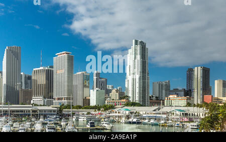 Skyline, Bayside Marketplace, Biscayne Boulevard, yacht harbour, il centro della città, Miami, Miami-Dade County, Florida, USA, America del Nord Foto Stock