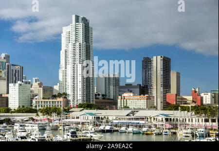 Skyline, Bayside Marketplace, Biscayne Boulevard, yacht harbour, il centro della città, Miami, Miami-Dade County, Florida, USA, America del Nord Foto Stock