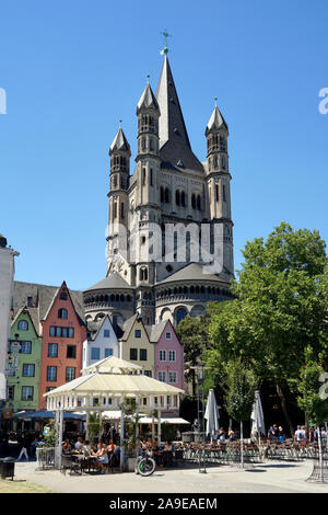 In Germania, in Renania settentrionale-Vestfalia, Colonia, riva del Reno promenade, vecchie case di città, ristoranti, sullo sfondo la chiesa Groß Sankt Martin Foto Stock