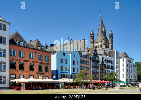 In Germania, in Renania settentrionale-Vestfalia, Colonia, riva del Reno promenade, vecchie case di città, ristoranti, sullo sfondo la chiesa Groß Sankt Martin Foto Stock