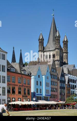 In Germania, in Renania settentrionale-Vestfalia, Colonia, riva del Reno promenade, vecchie case di città, ristoranti, sullo sfondo la chiesa Groß Sankt Martin Foto Stock