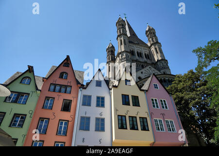 In Germania, in Renania settentrionale-Vestfalia, Colonia, riva del Reno promenade, vecchie case di città, ristoranti, sullo sfondo la chiesa Groß Sankt Martin Foto Stock