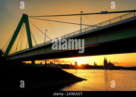 In Germania, in Renania settentrionale-Vestfalia, Colonia, fiume Severin dal di sotto, il Reno, la cattedrale di Colonia, il tramonto Foto Stock