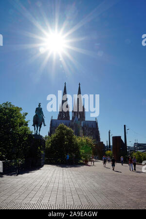 In Germania, in Renania settentrionale-Vestfalia, Colonia, monumento di spurgo imperatore Guglielmo II nel ponte di Hohenzollern davanti alla Cattedrale di Colonia, il sole, sil Foto Stock