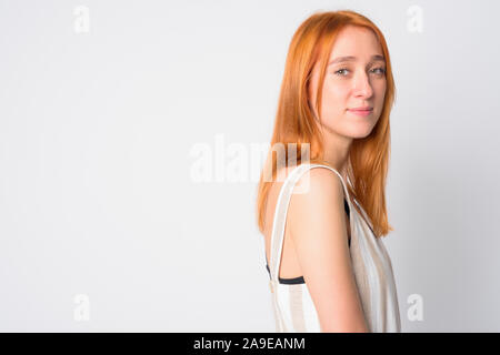 Primo piano vista di profilo di giovani belle redhead donna che guarda la fotocamera Foto Stock