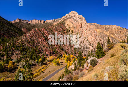 Gli Stati Uniti, Utah, Dagett county, Manila, Flaming Gorge, pecore Creek loop geologica, Uinta Gruppo di montagna Foto Stock