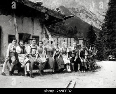 Eva Braun Collection (devet) - Didascalia originale: Besuch beim Film! Es wird gedreht 'der laufende Berg" (attori e attrici sul set del film in Germania ca. fine 1930 o inizio 1940) Foto Stock