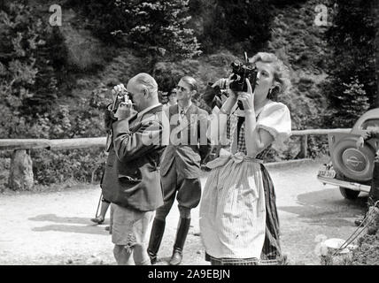 Eva Braun Collection (devet) - Didascalia originale: Besuch beim Film! Es wird gedreht 'der laufende Berg" (attori e attrici sul set del film in Germania per scattare delle foto ca. fine 1930 o inizio 1940) Foto Stock