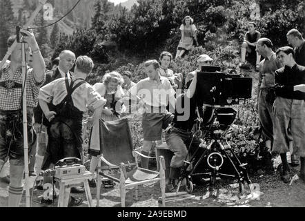 Eva Braun Collection (devet) - Didascalia originale: Besuch beim Film! Es wird gedreht 'der laufende Berg" (attori e attrici sul set del film in Germania ca. fine 1930 o inizio 1940) Foto Stock