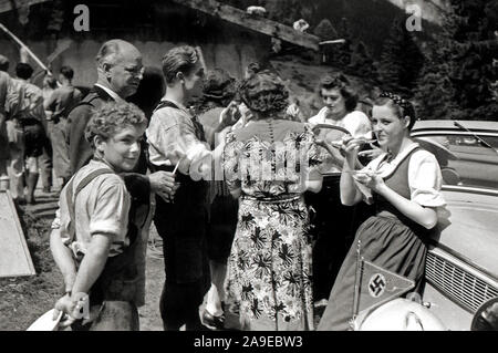 Eva Braun Collection (devet) - Didascalia originale: Besuch beim Film! Es wird gedreht 'der laufende Berg" (attori e attrici sul set del film in Germania ca. fine 1930 o inizio 1940) Foto Stock