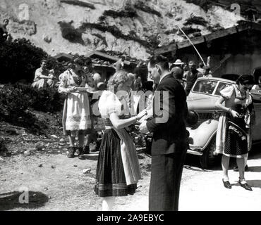 Eva Braun Collection (devet) - Didascalia originale: Besuch beim Film! Es wird gedreht 'der laufende Berg" (attori e attrici sul set del film in Germania ca. fine 1930 o inizio 1940) Foto Stock