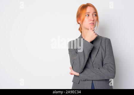 Ritratto di giovane bella redhead imprenditrice pensando Foto Stock