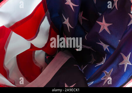 Circondato da America orgoglio, vista la bandiera dalla prospettiva di essere avvolti dal rosso bianco e blu della bandiera americana Foto Stock