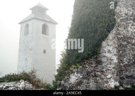 Fortezza Maglaj, Bosnia ed Erzegovina, nella nebbia Foto Stock