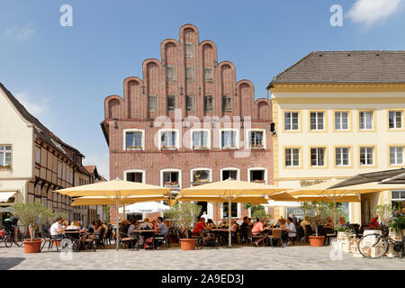 Il mercato storico con gastronomia nella Città Vecchia di Warendorf, Warendorf, Münsterland, Renania settentrionale-Vestfalia, Germania Foto Stock