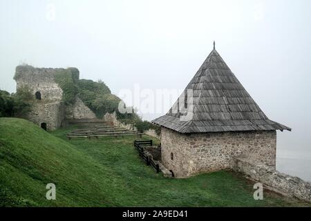 Fortezza Maglaj, Bosnia ed Erzegovina, nella nebbia Foto Stock