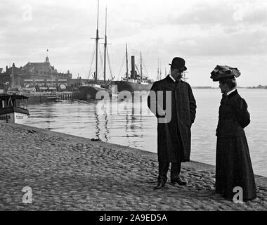 Bruno e Ingrid Aminoff presso la piazza del mercato, Helsinki, 1906 Foto Stock