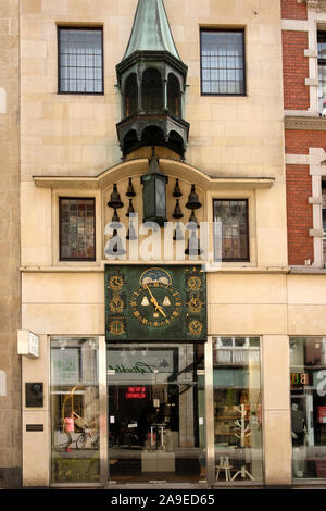 Accessori residenziale nel bar 'Un giorno a Copenaghen" con il mondo time clock, Münster, Münsterland, Renania settentrionale-Vestfalia, Germania Foto Stock