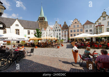 Il mercato storico con la chiesa parrocchiale di San Lorenzo, Warendorf, Münsterland, Renania settentrionale-Vestfalia, Germania Foto Stock