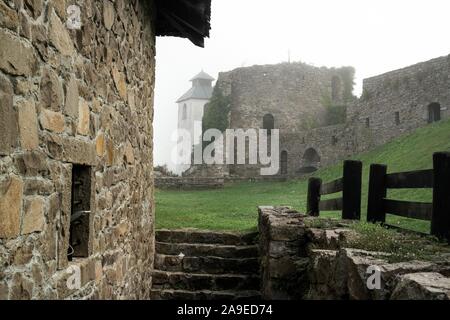 Fortezza Maglaj, Bosnia ed Erzegovina, nella nebbia Foto Stock