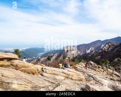 Di SOKCHO, COREA DEL SUD - 28 ottobre 2019: persone sulle rocce e vista della città di Sokcho Seoraksan nel Parco Nazionale della Corea del Sud in autunno. Questa area designa Foto Stock