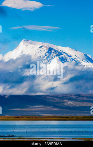 Vista del Gurla Mandhata torreggiante picco oltre il lago sacro Manasarovar nel Tibet occidentale, Cina Foto Stock